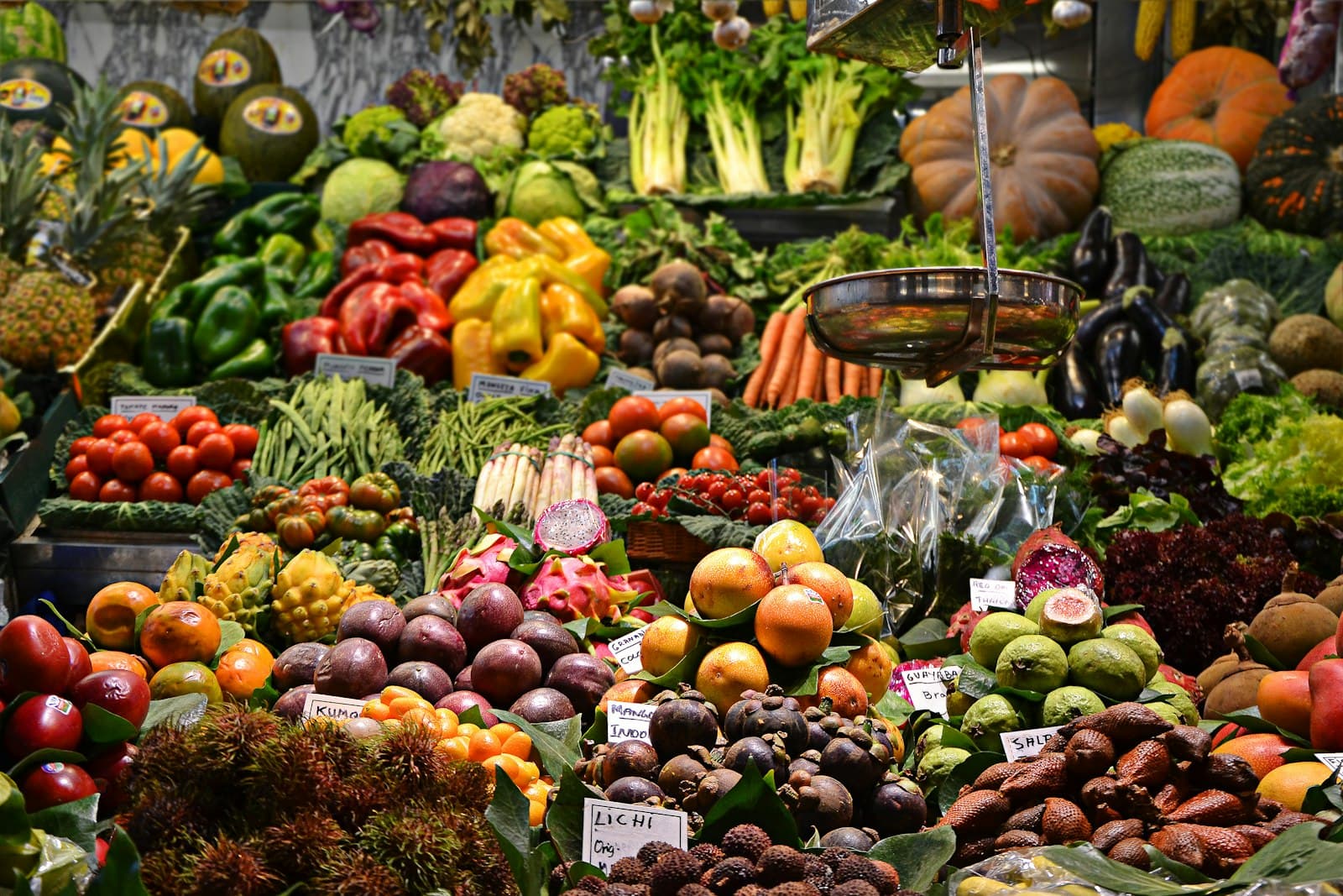 Marché de jour — fruits, soleil, commerces d'ici